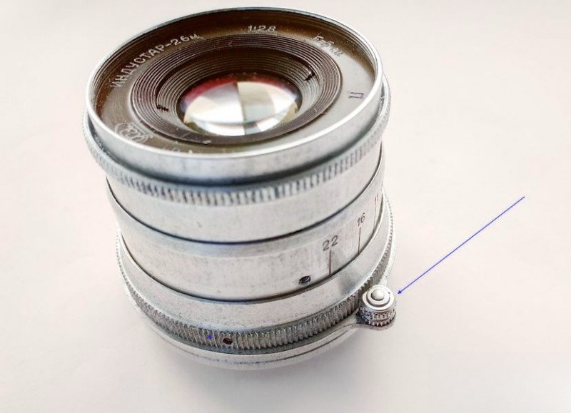 Industar-26m lens overview showing focusing tab mechanism