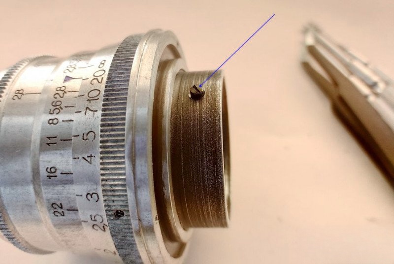 Set screw in focus ring that secures helicoid