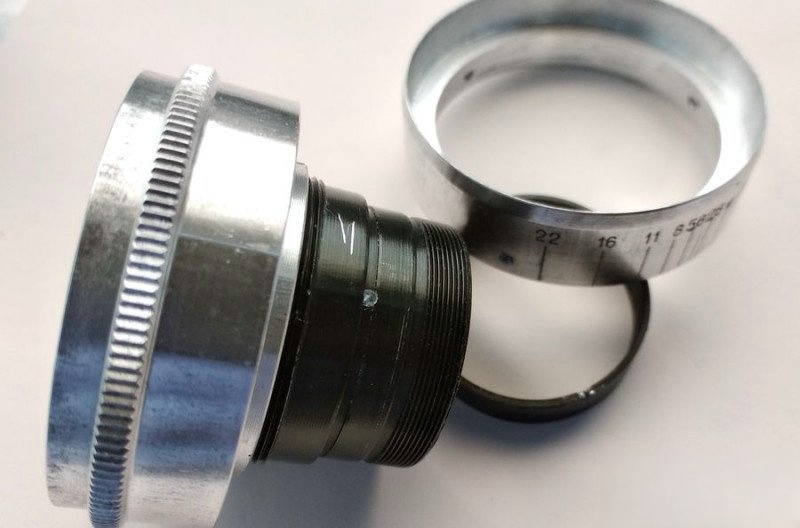 Alignment slot for long screw on lens block rear