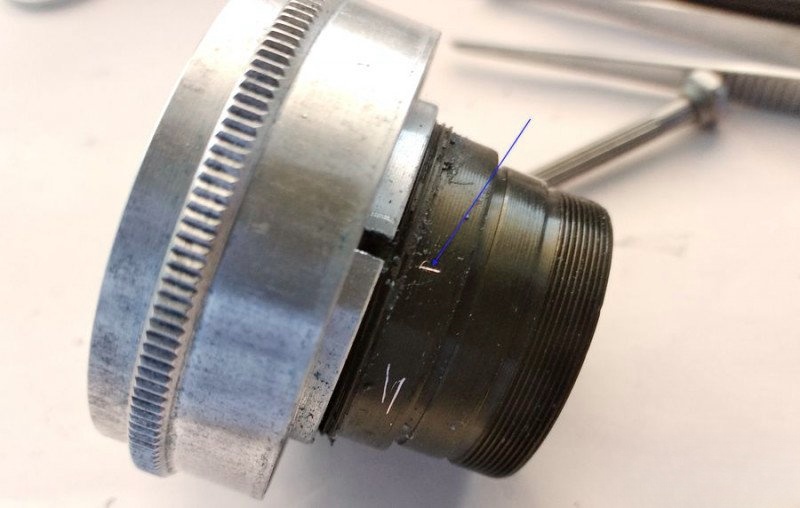 Unscrewing the diaphragm ring counter-clockwise