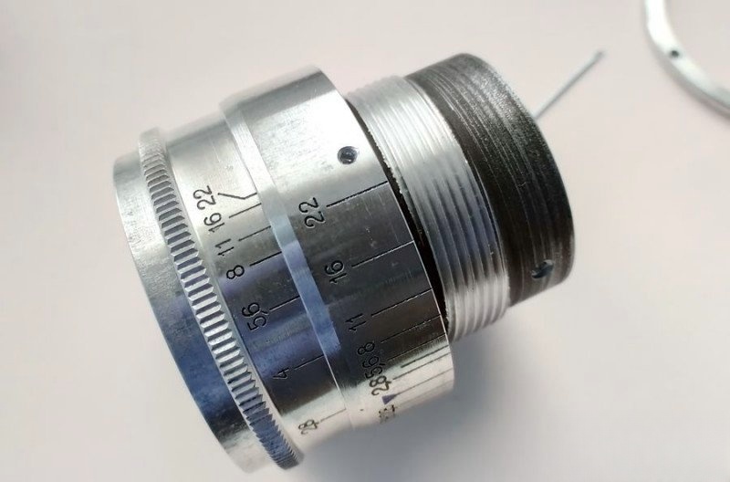 Securing optical block into helicoid housing