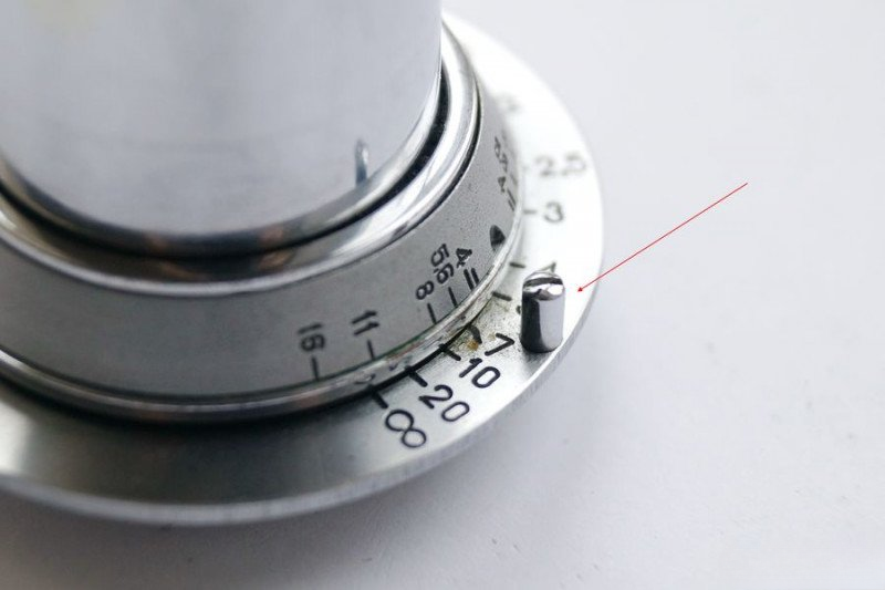 Decorative stop screw location on focusing ring