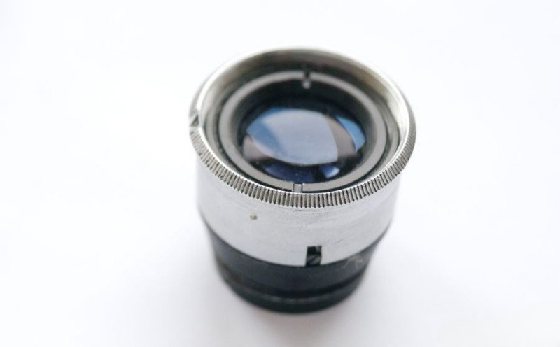 Front view showing aperture control mechanism