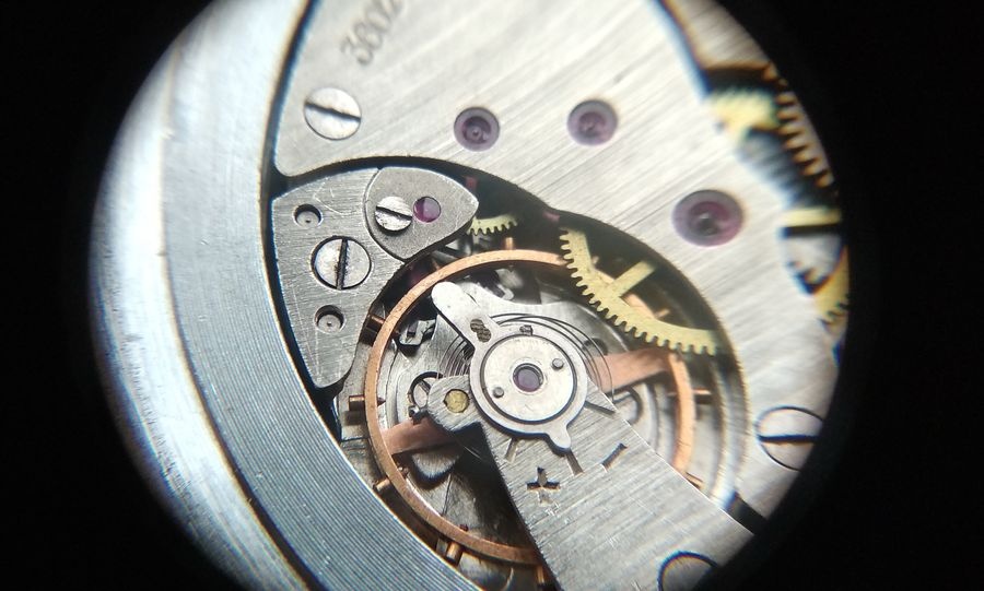 Endstones on escape wheel and balance in quality movement