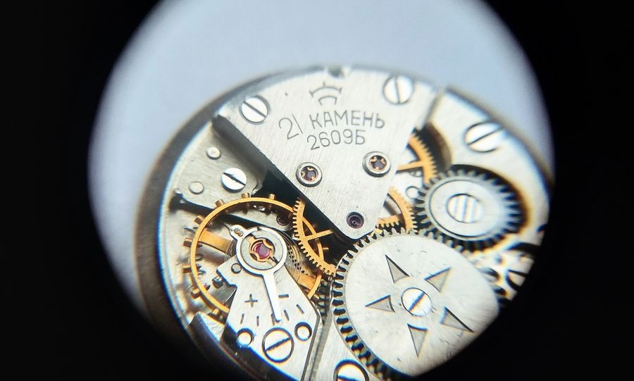 Movement with extensive endstone application throughout gear train