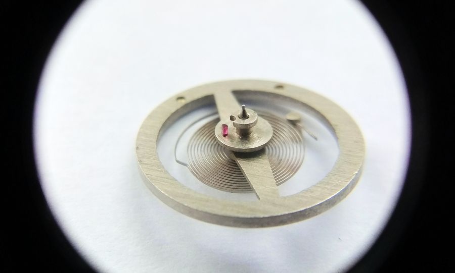 Impulse pin mounted on balance roller