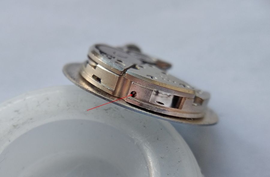 Edge of the Luch 1809 movement with a red line pointing to a dial foot screw
