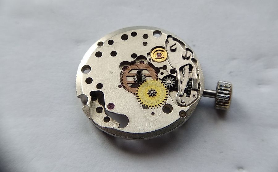 Brass minute wheel placed in mesh with the cannon pinion on the Luch 1809