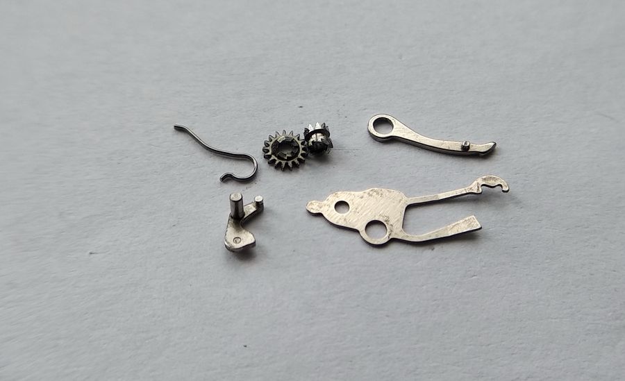 Cleaned and dried keyless parts of the Luch 1809 laid out for reassembly