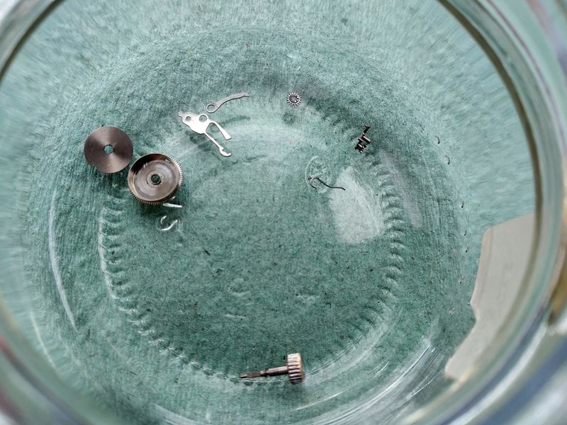 Keyless parts, stem, and barrel of the Luch 1809 in benzine