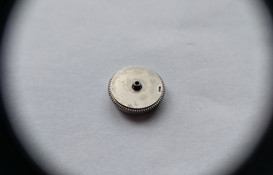 Closed mainspring barrel of the Luch 1809 on the bench