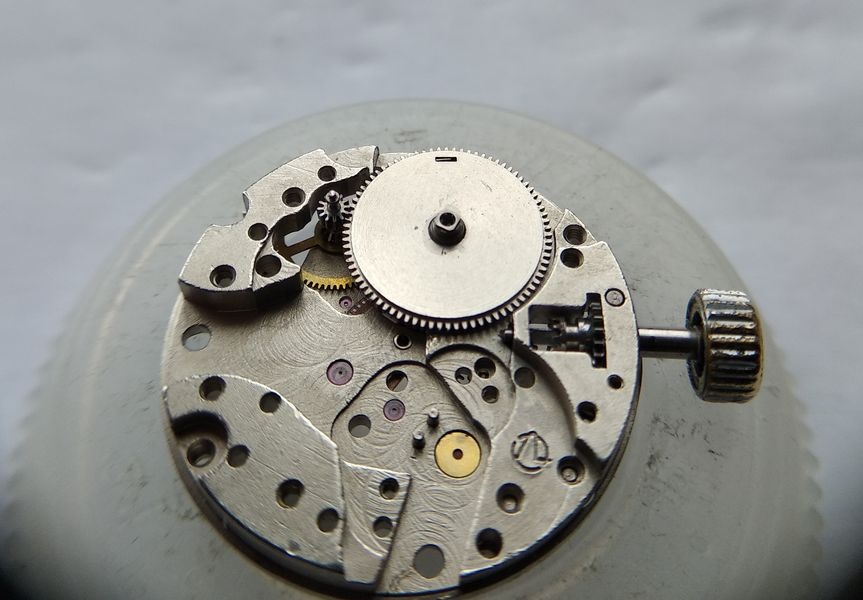 Barrel and first intermediate wheel installed together on the Luch 1809 main plate