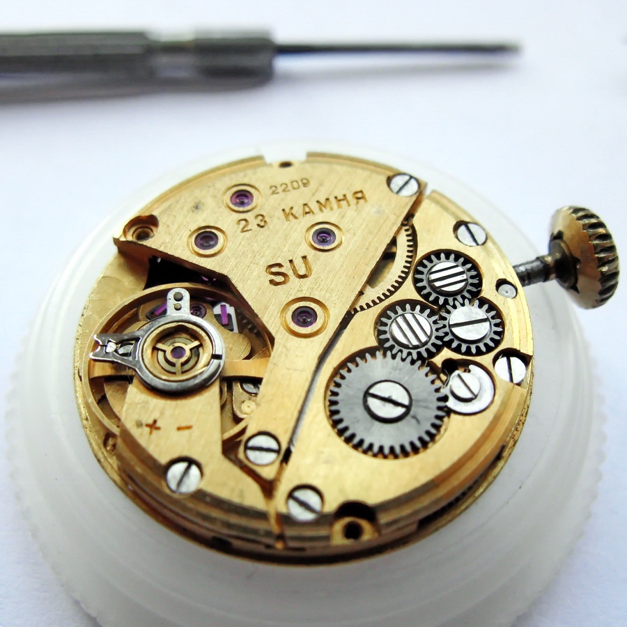Train side of the caliber 2209 on a movement holder with the balance still fitted, the bridge engraved 2209, 23 jewels and SU.