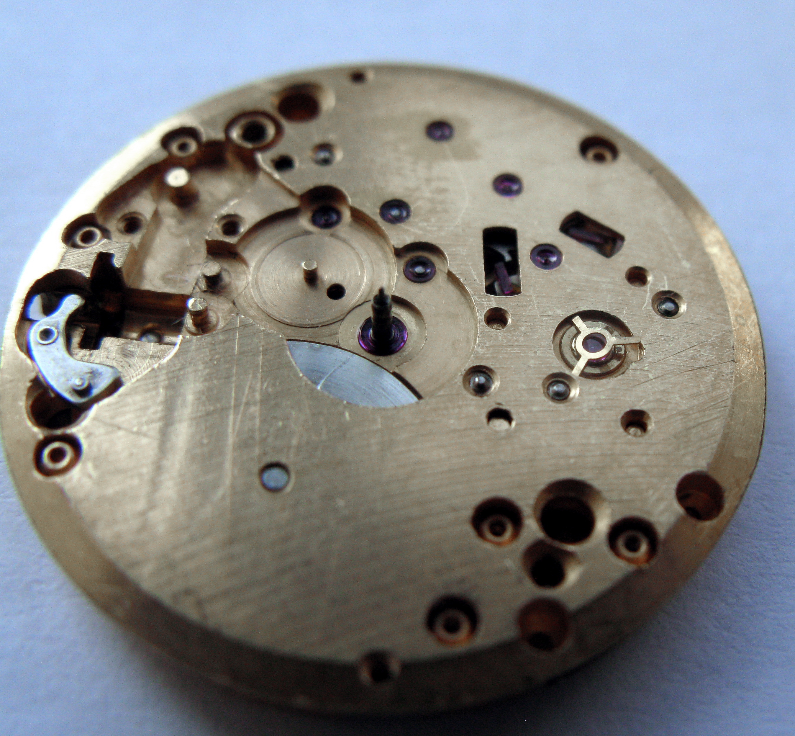 Close-up of the balance cock and its shock setting with the star-shaped incabloc spring.