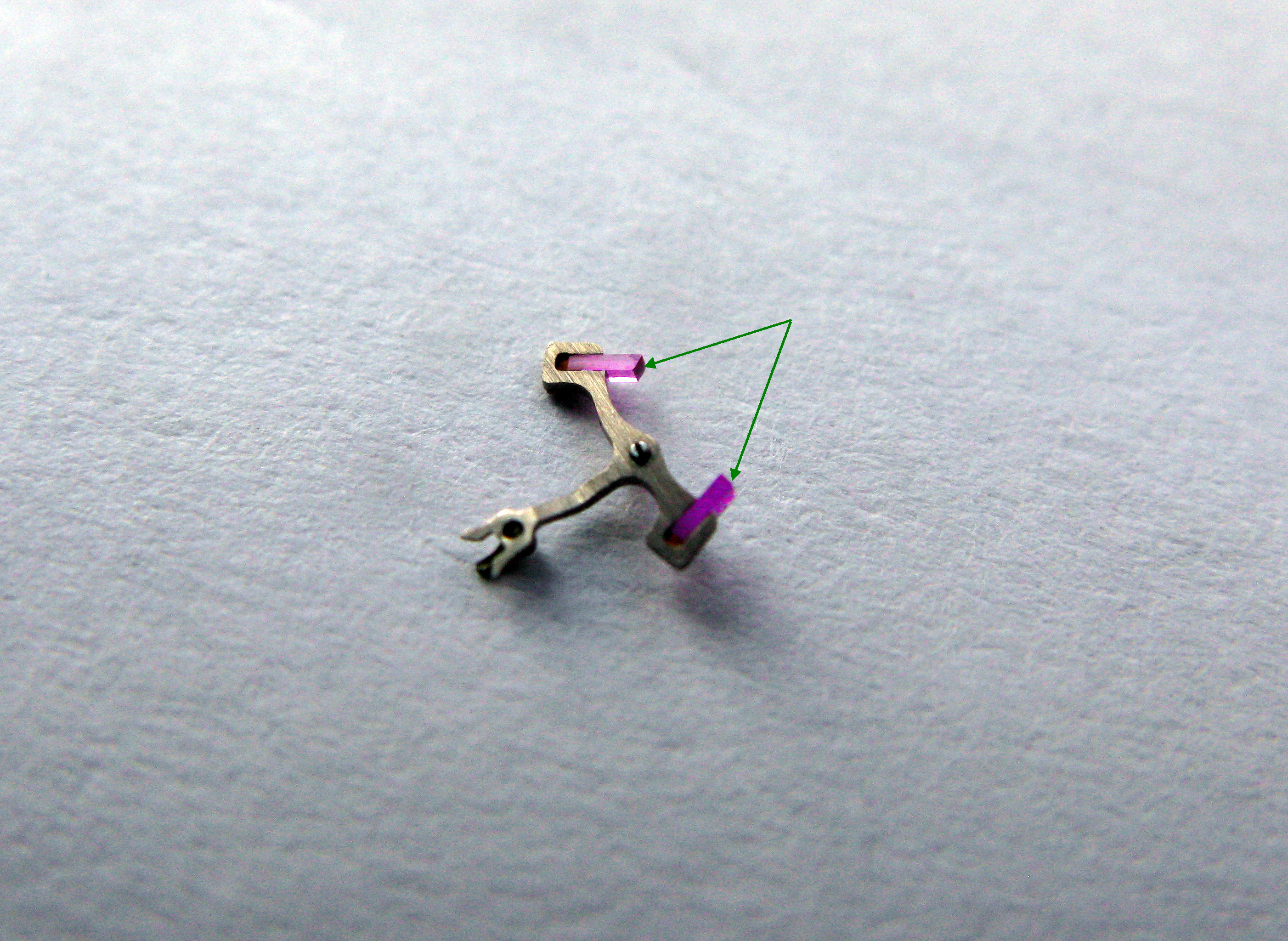 The pallet fork alone on paper with green arrows pointing to the two pallet stones.