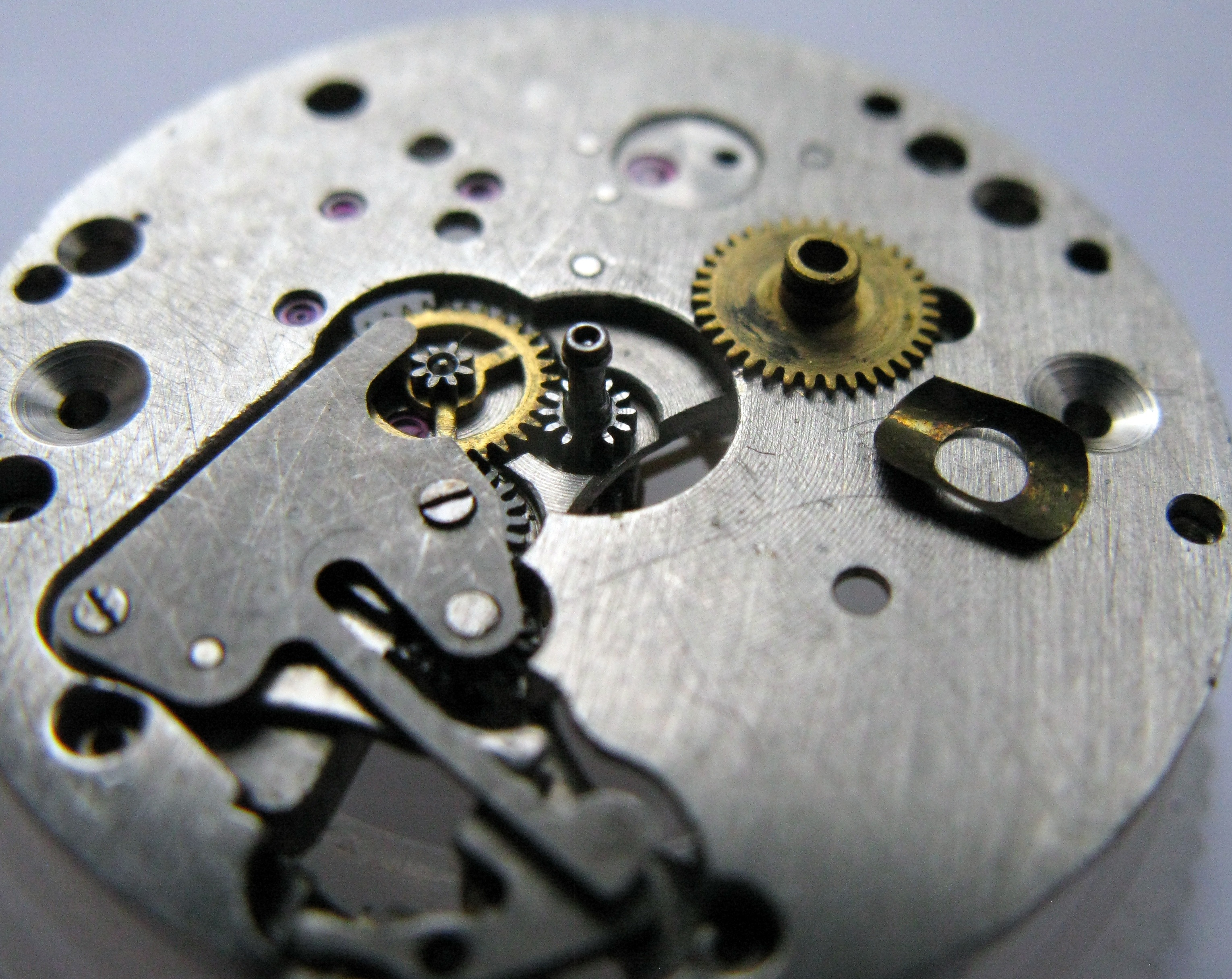The hour wheel lifted off together with its spring washer.
