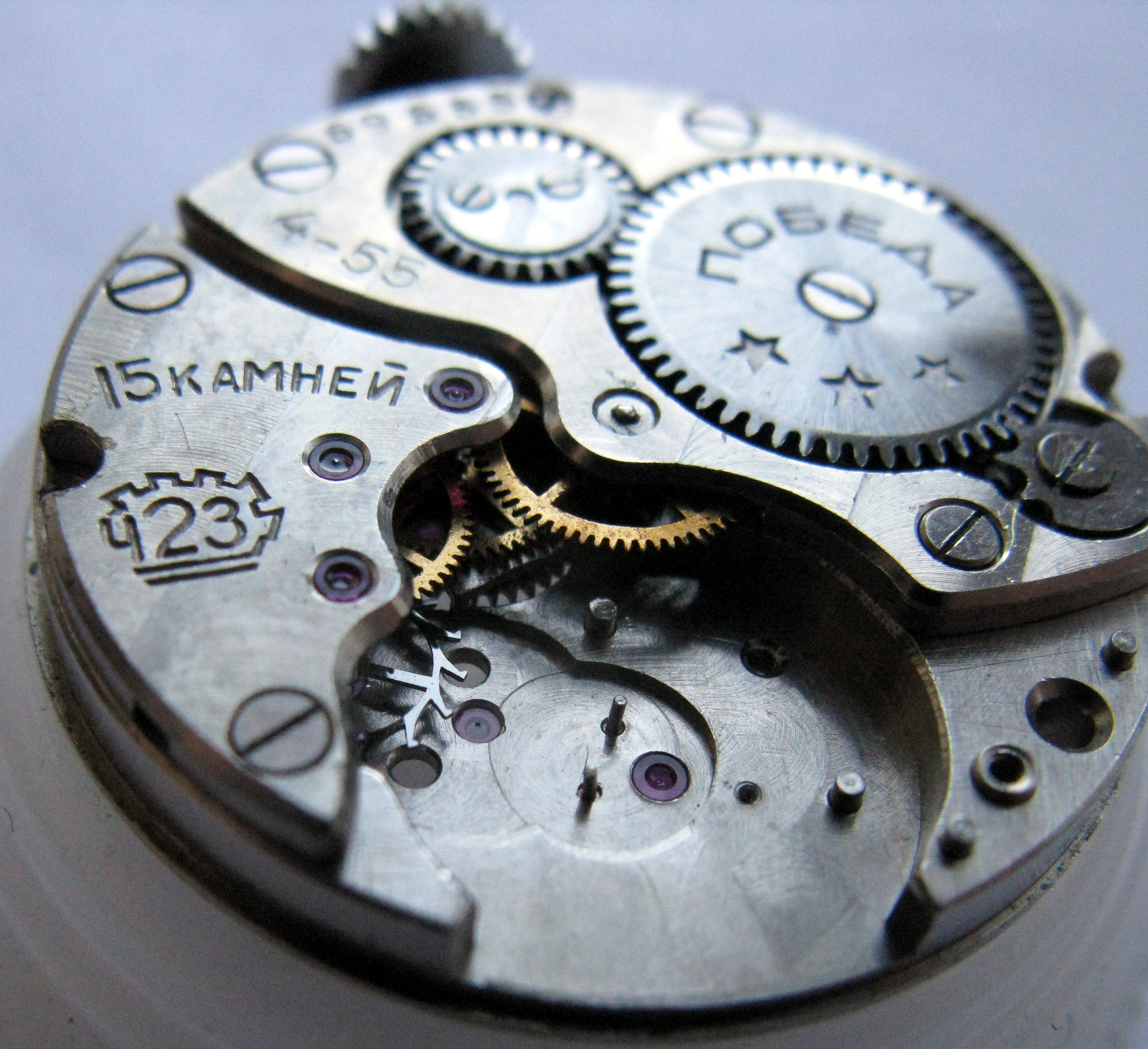 Close-up of the escape wheel and the pallet jewel.