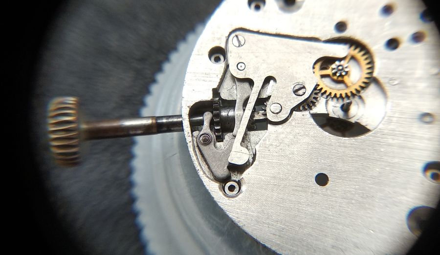 The cover plate installed, its spring finger engaging the intermediate lever comb in winding mode