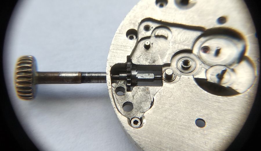 The winding pinion remaining in the same position while the stem has been pulled to setting mode