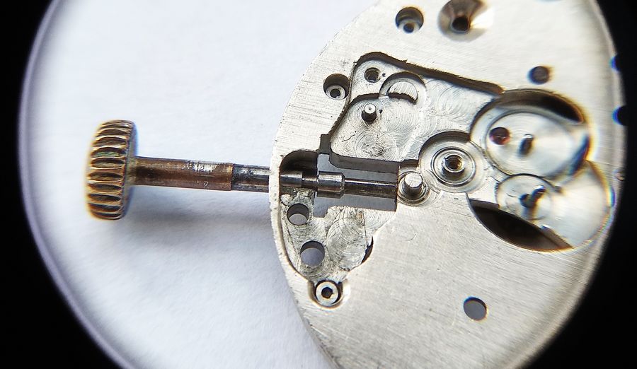 The winding stem installed in the main plate and pushed fully in, the winding position