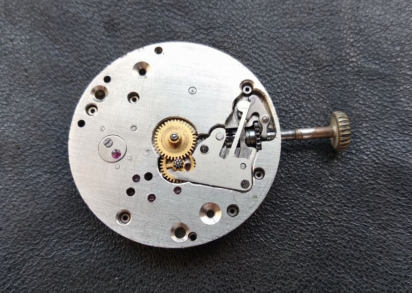 Dial side of the Pobeda 2602 with hands and dial removed, the hour wheel sitting at the very center of the movement