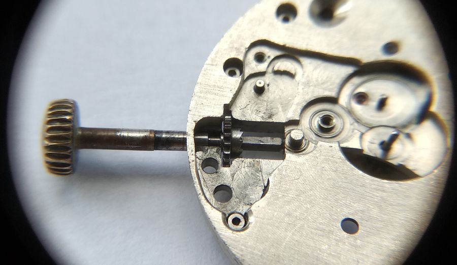 The winding pinion installed in its seat with the stem in winding mode