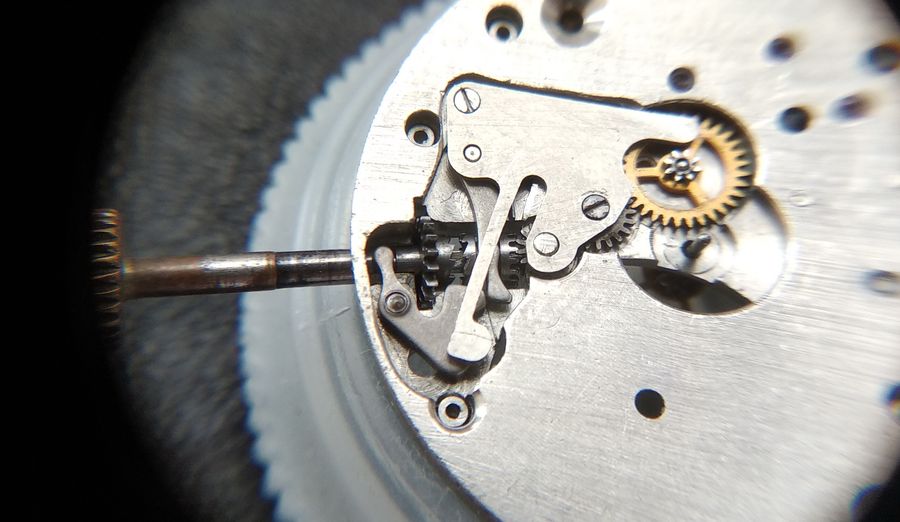 The cover plate installed with the spring finger seated in the comb for setting mode