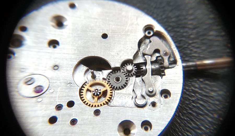 The stem returned to winding mode, the R-spring having pushed the castle back into the winding position