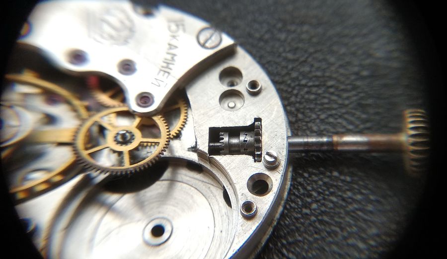 Reverse side of the plate showing the assembled clutch in winding mode