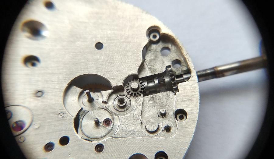 The fully assembled clutch shifted into setting mode, castle engaged with the setting wheel