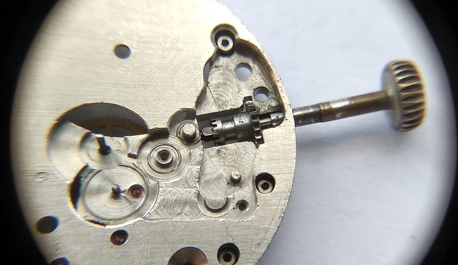 The fully assembled clutch in winding mode with the ratchet teeth clearly meshed