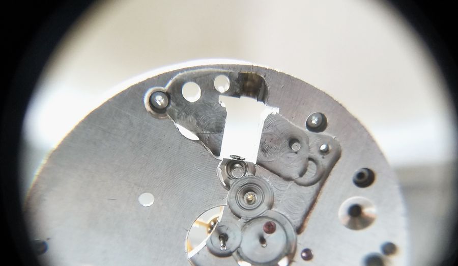 The reverse side of the T-shaped clutch recess in the main plate