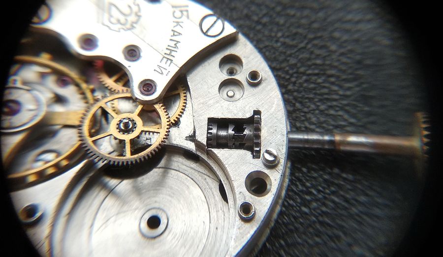 Reverse side of the plate showing the assembled clutch in setting mode