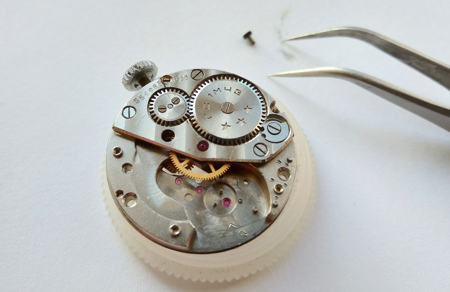 The crown wheel of the 2608 fixed with two small screws, with no left-hand-thread screw
