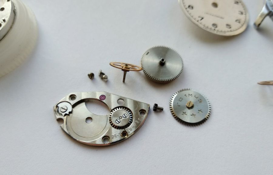 The disassembled mainspring barrel components of the 2608 laid out