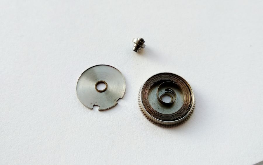 The standard 2602-type going barrel of the 2608 with a conventional coiled spiral mainspring
