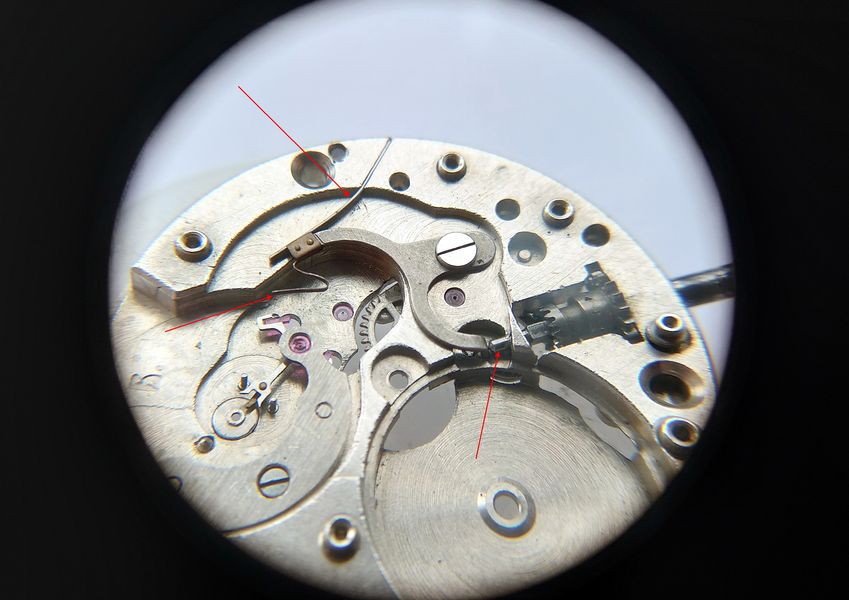 The 2609 in running state: stem in winding position, its tail pressing the heel of the stop lever to hold the spring finger clear of the balance