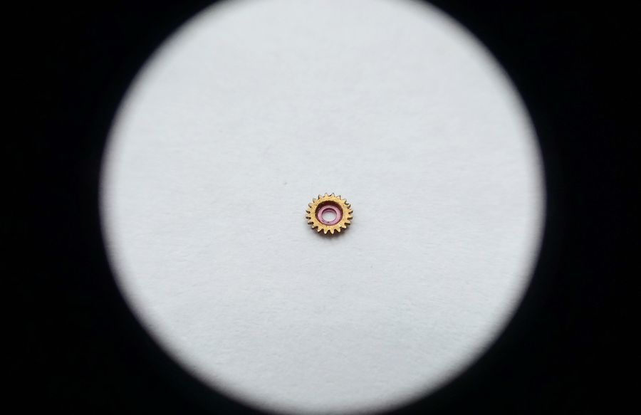 The jewelled intermediate wheel viewed from its screw-fixing side
