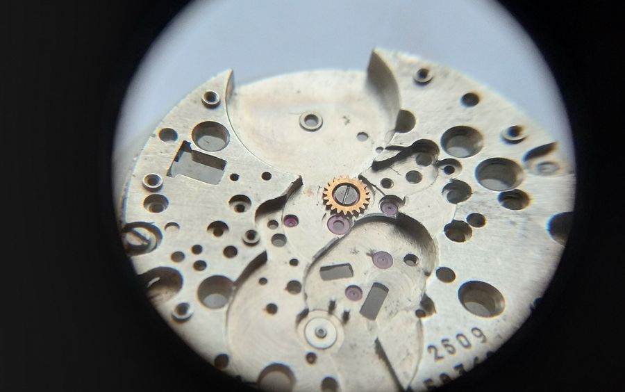 Securing the intermediate wheel with its retaining screw