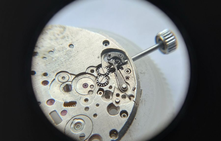 The keyless components being dismantled from the dial side of the plate