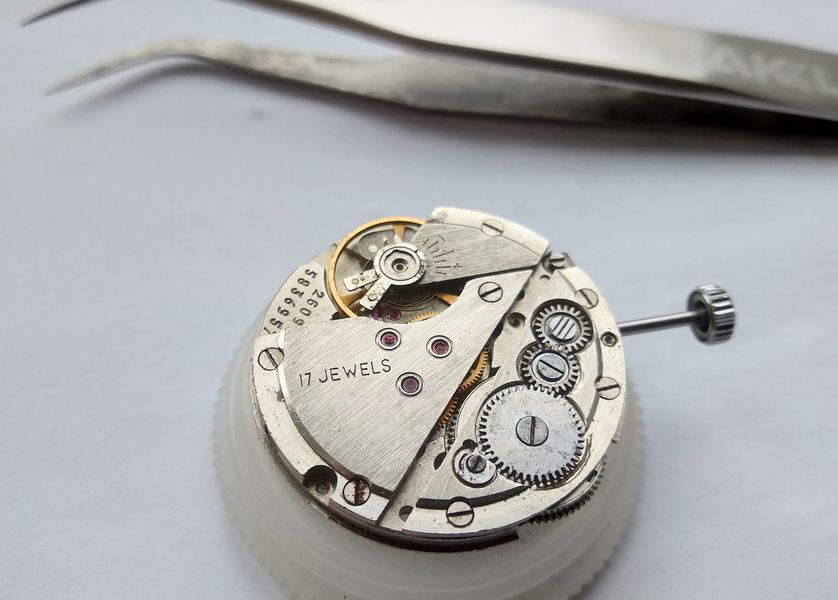 Installing the balance assembly, with the bouchons still to be fitted