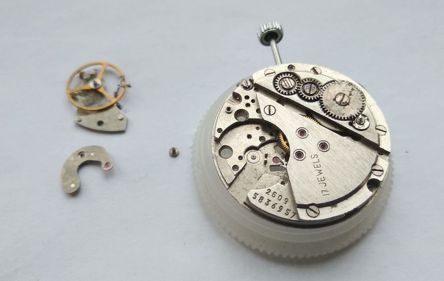 Close view of the three winding wheels grouped on the barrel bridge after soaking