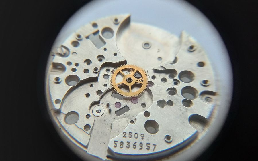 Lubricating the jewel with МБП-12 and seating the centre wheel
