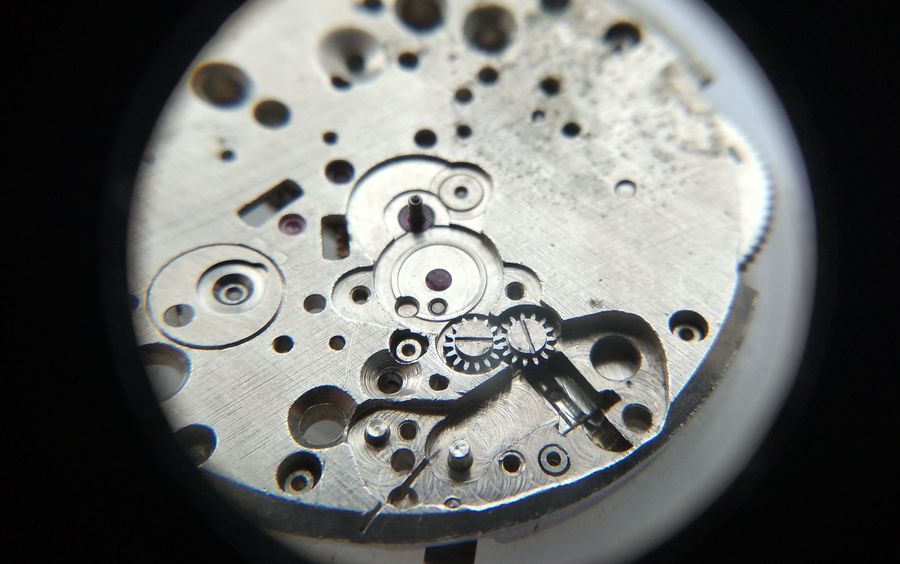 Installing and securing the two setting wheels on the dial side