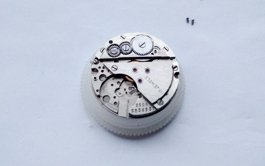 Reinstalling the three-wheel winding train on the barrel bridge