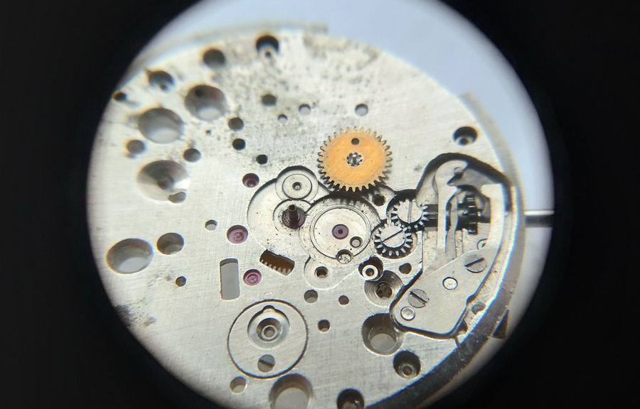 The minute wheel lifted to reveal it pivots on a jewel set into the main plate