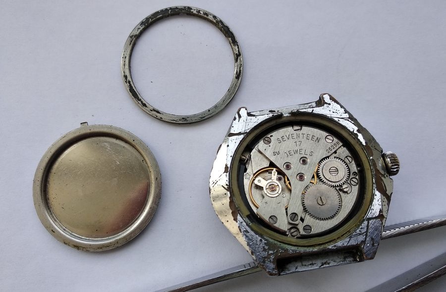 Movement showing 17 jewels marking and SU designation