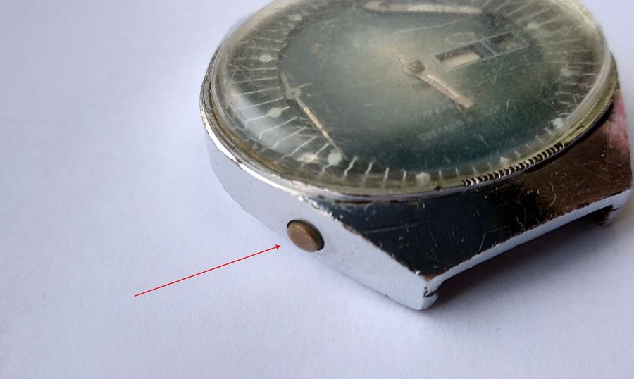 Date correction pusher at eight o'clock position