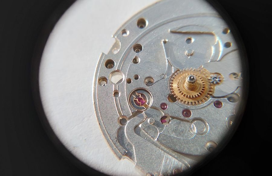 Lower cap jewel lubrication