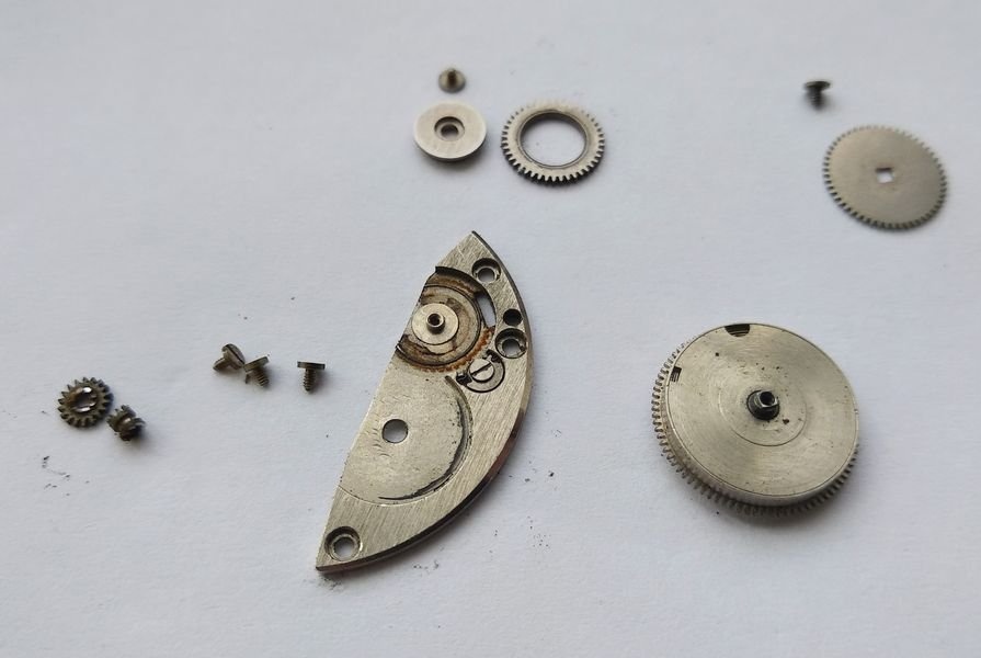 Mainspring motor with left-hand thread indicator